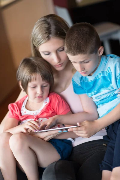 Νεαρή οικογένεια χρησιμοποιώντας ένα Tablet να κάνουν μελλοντικά σχέδια — Φωτογραφία Αρχείου