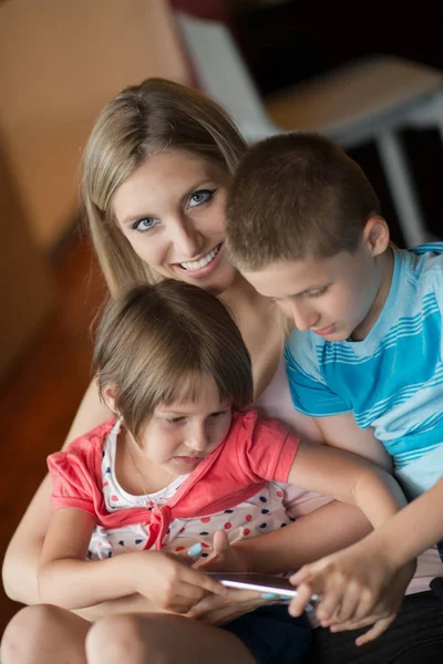 Família jovem usando um comprimido para fazer planos futuros — Fotografia de Stock