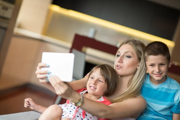 Fiatal család használ egy tabletta, hogy a jövőbeni tervek — Stock Fotó