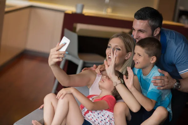 Famille s'amuser à la maison — Photo