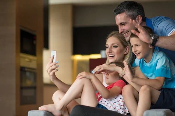 Famille s'amuser à la maison — Photo