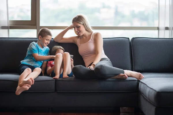 Jeune mère passer du temps avec les enfants — Photo