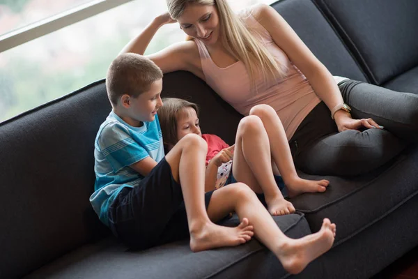 genç anne çocuklarla vakit