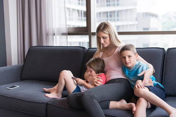 Giovane madre trascorrere del tempo con i bambini — Foto Stock