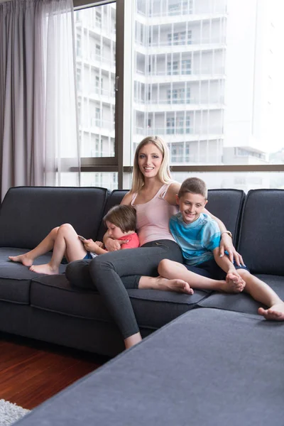 genç anne çocuklarla vakit