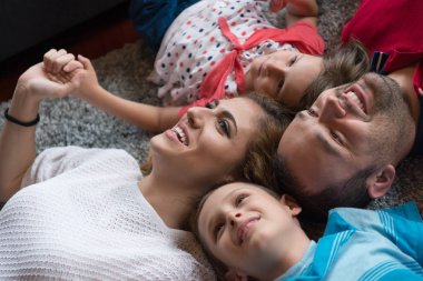 mutlu bir aile yerde yatarken