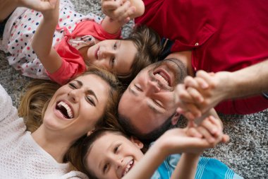 mutlu bir aile yerde yatarken