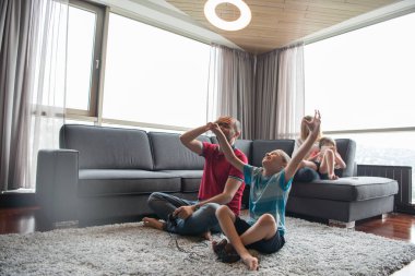 Video oyunu oynayan mutlu aile.