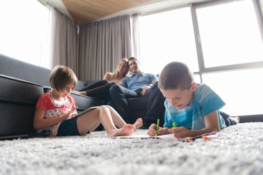 Genç çift çocuklar ile vakit