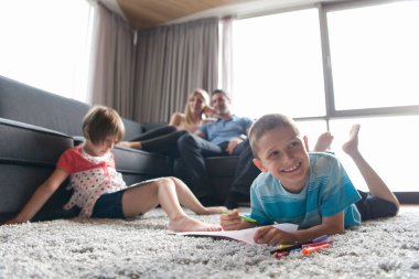 Genç çift çocuklar ile vakit