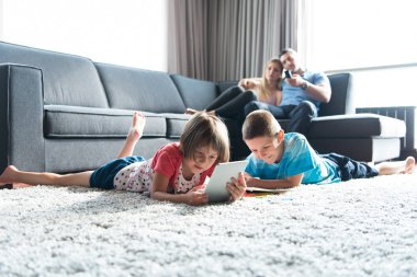 Genç çift çocuklar ile vakit