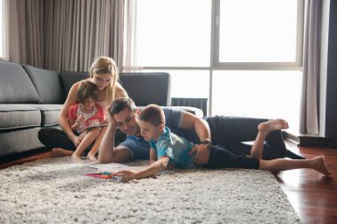 Genç çift çocuklar ile vakit