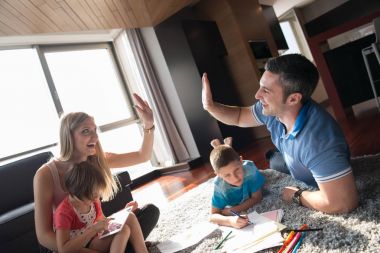 Genç çift çocuklar ile vakit