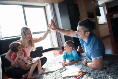 Genç çift çocuklar ile vakit