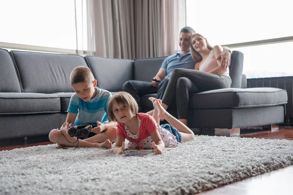 Coppia trascorrere del tempo con i bambini — Foto Stock