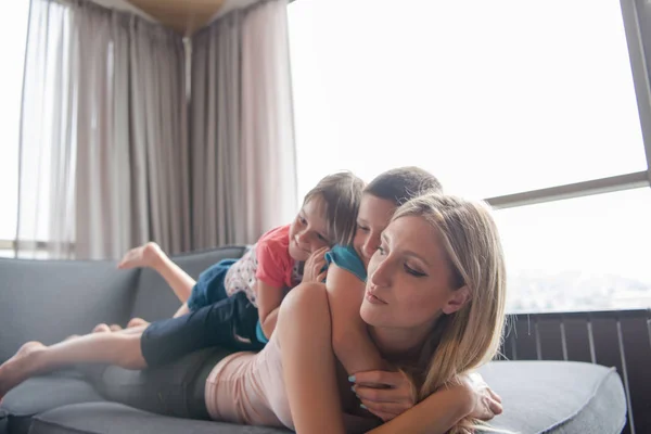 Jonge moeder tijd doorbrengen met de kinderen op de verdieping — Stockfoto