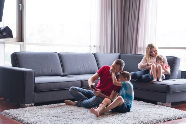 Boldog család játszik egy videojáték — Stock Fotó
