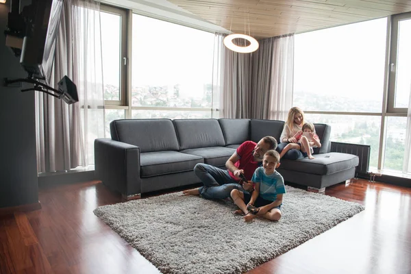 Família feliz jogando um jogo de vídeo — Fotografia de Stock