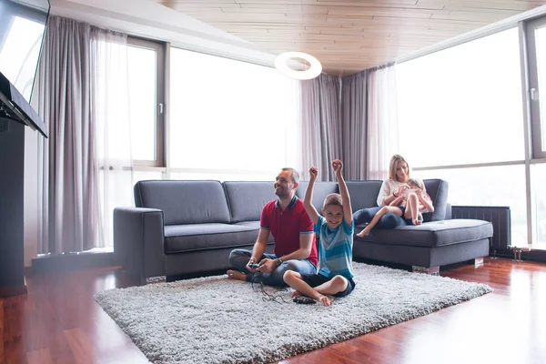 Lycklig familj spelar ett TV-spel — Stockfoto