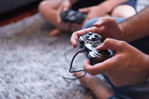 Gelukkig gezin spelen een video game — Stockfoto