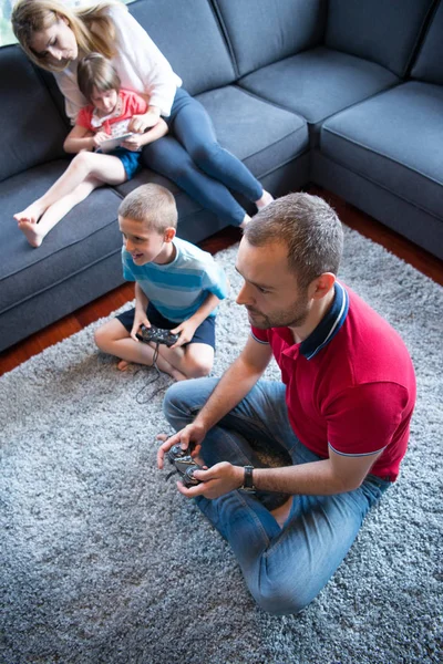 Família feliz jogando um jogo de vídeo — Fotografia de Stock