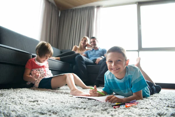 Giovane coppia trascorrere del tempo con i bambini — Foto Stock