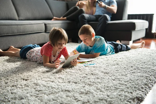 Giovane coppia trascorrere del tempo con i bambini — Foto Stock