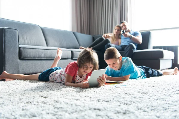 Genç çift çocuklar ile vakit