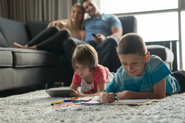 Junges Paar verbringt Zeit mit Kindern — Stockfoto