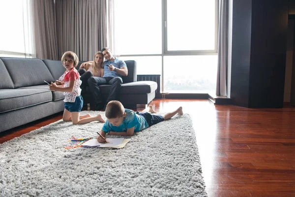 Jeune couple passe du temps avec les enfants — Photo