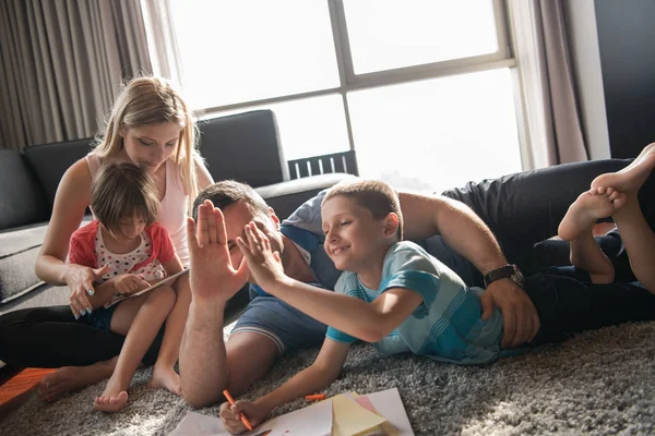 Jeune couple passe du temps avec les enfants — Photo