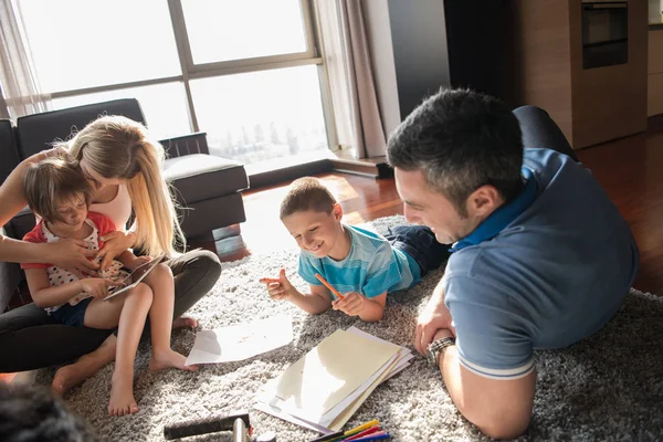 Jeune couple passe du temps avec les enfants — Photo