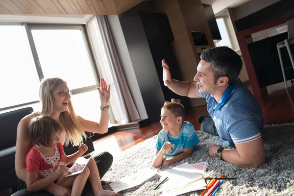 Jong koppel tijd doorbrengen met kinderen — Stockfoto