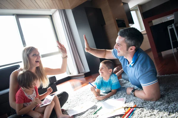 Jeune couple passe du temps avec les enfants — Photo