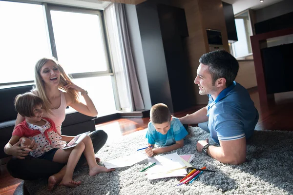 Junges Paar verbringt Zeit mit Kindern — Stockfoto