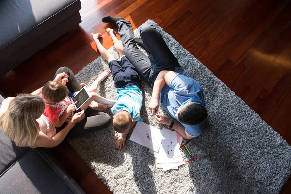 Joven pareja pasando tiempo con niños vista superior — Foto de Stock