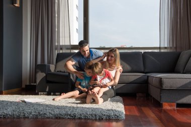 mutlu genç çift çocuklar ile vakit