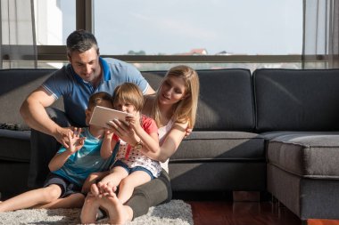 mutlu genç çift çocuklar ile vakit