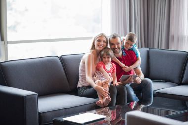 mutlu genç çift çocuklar ile vakit