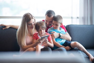 mutlu genç çift çocuklar ile vakit