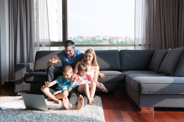 Aile oynarken birlikte dizüstü bilgisayar ile