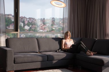 güzel dairede tablet kullanan kadın