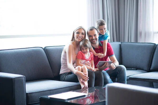 Heureux jeune couple passer du temps avec les enfants — Photo