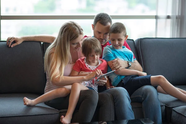 mutlu genç çift çocuklar ile vakit