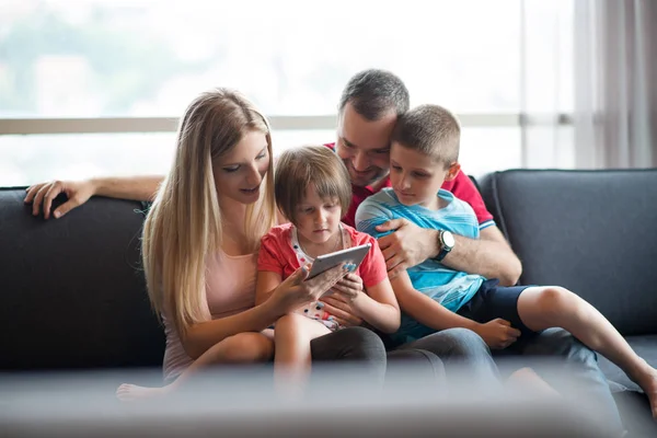 Glückliches junges Paar verbringt Zeit mit Kindern — Stockfoto