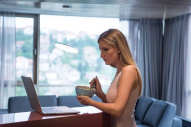 rahatlatıcı yaşam tarzı zevk kahvaltı kadın