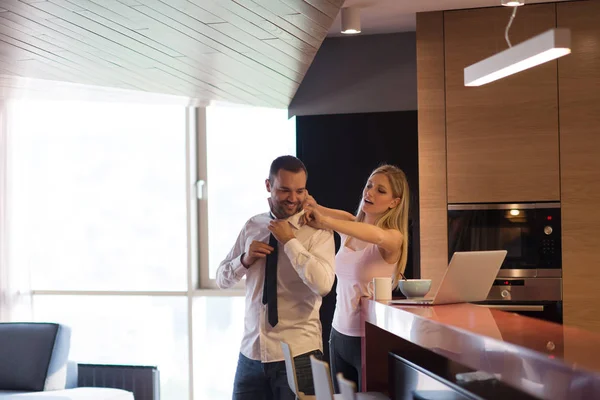 Ein junges paar bereitet sich auf einen job vor und benutzt einen laptop — Stockfoto