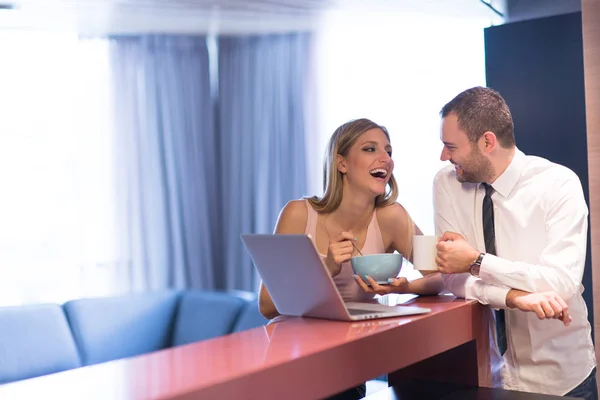 一对年轻夫妇正在准备一份工作和使用一台笔记本电脑 — 图库照片