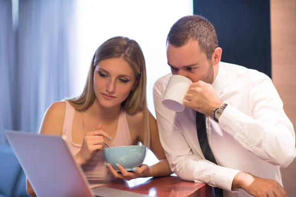 Een jong koppel is voorbereiden op een baan en het gebruik van een laptop — Stockfoto