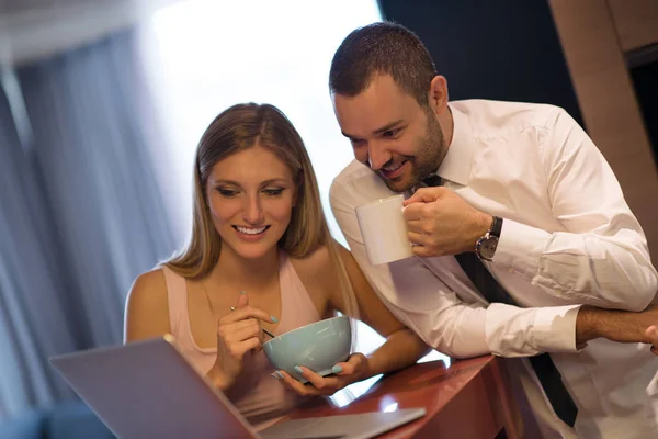一对年轻夫妇正在准备一份工作和使用一台笔记本电脑 — 图库照片